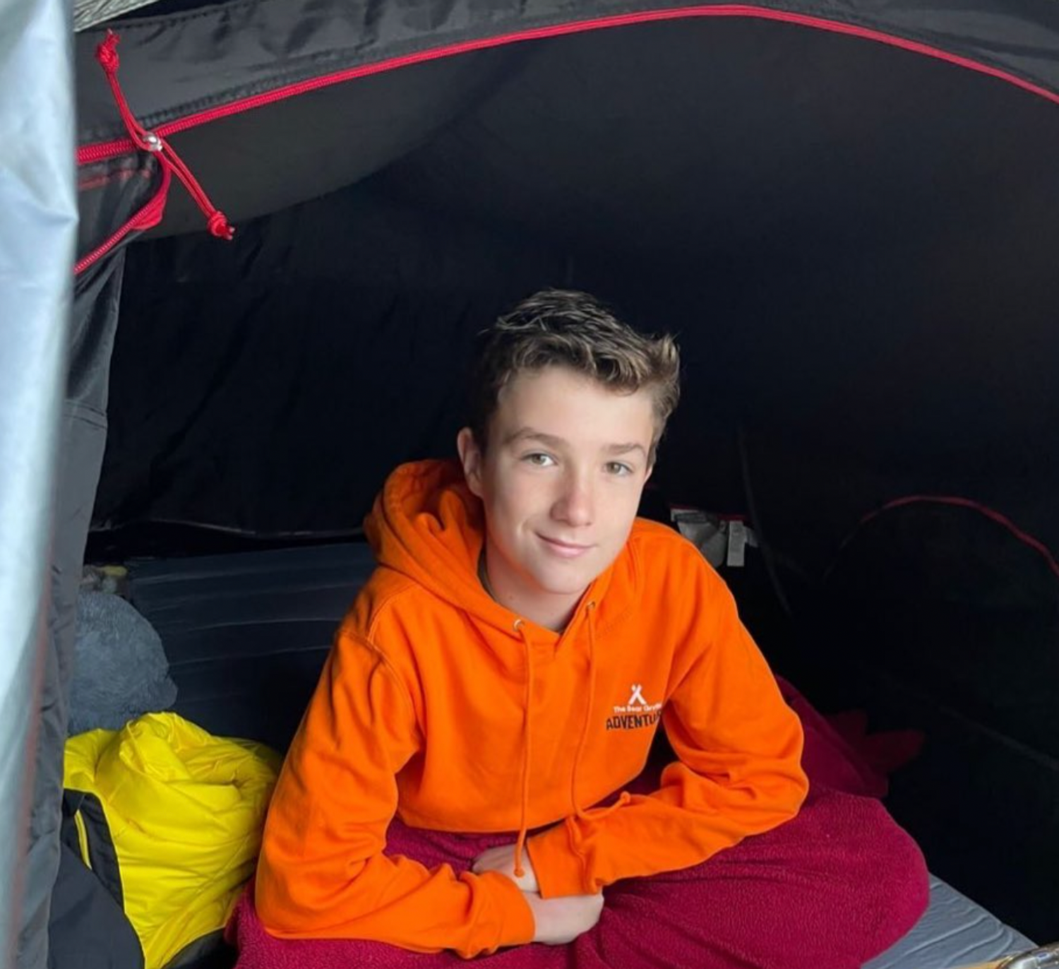 À 12 ans, Max Woosey a réussi à récolté 600 000 euros dans sa tente